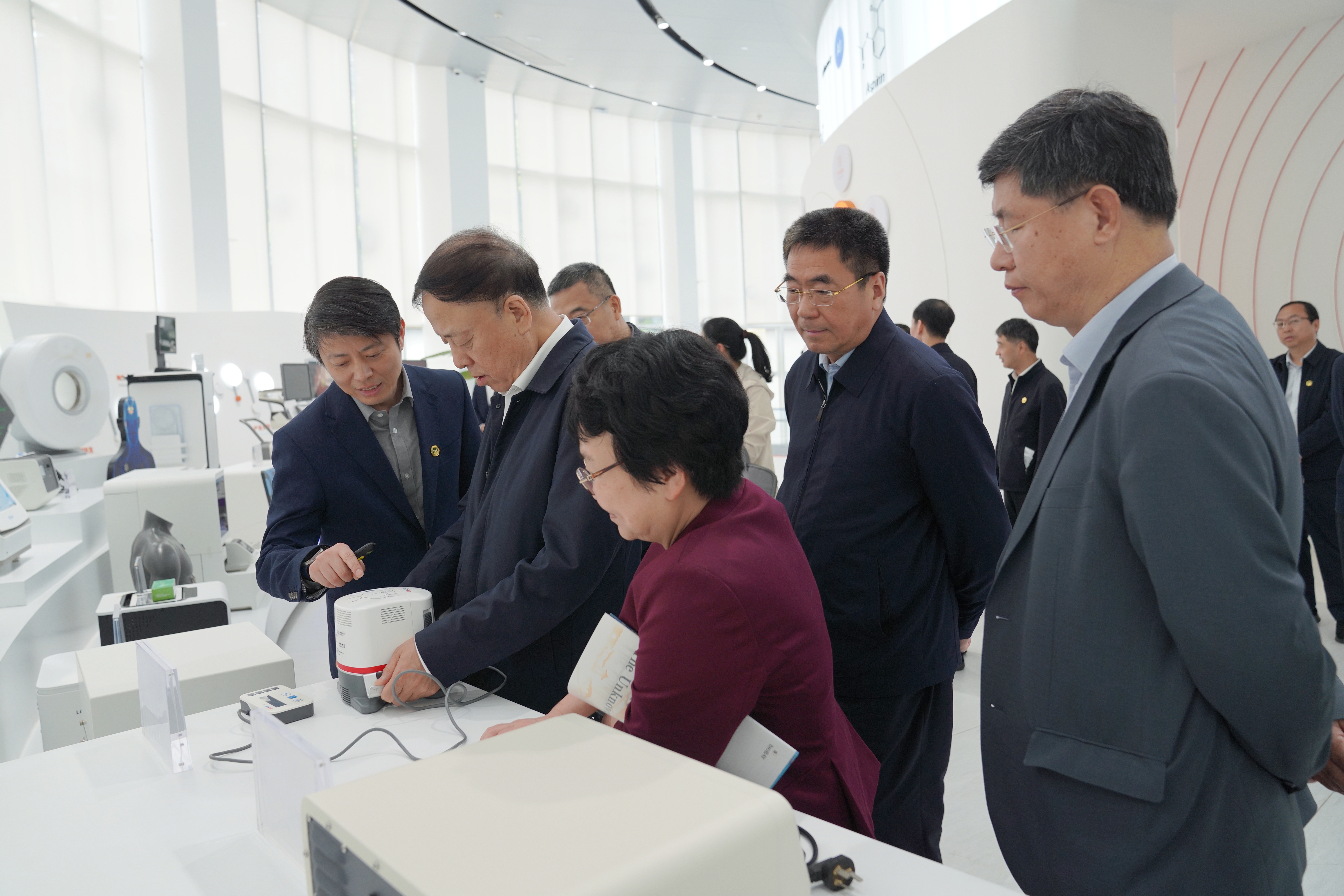 3.4月22日，調(diào)研組一行在蘇州生物醫(yī)藥產(chǎn)業(yè)園調(diào)研.jpg